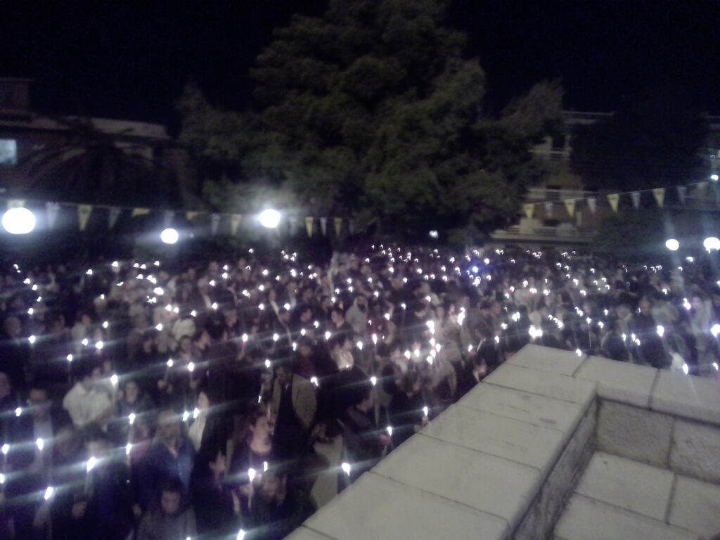 ΒΙΝΤΕΟ – Χολαργός: Το Άγιον Φως λαμποκοπάει στις λαμπάδες