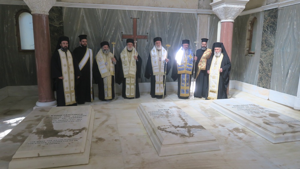 Τρισάγιο στους βασιλικούς τάφους στο Τατόι