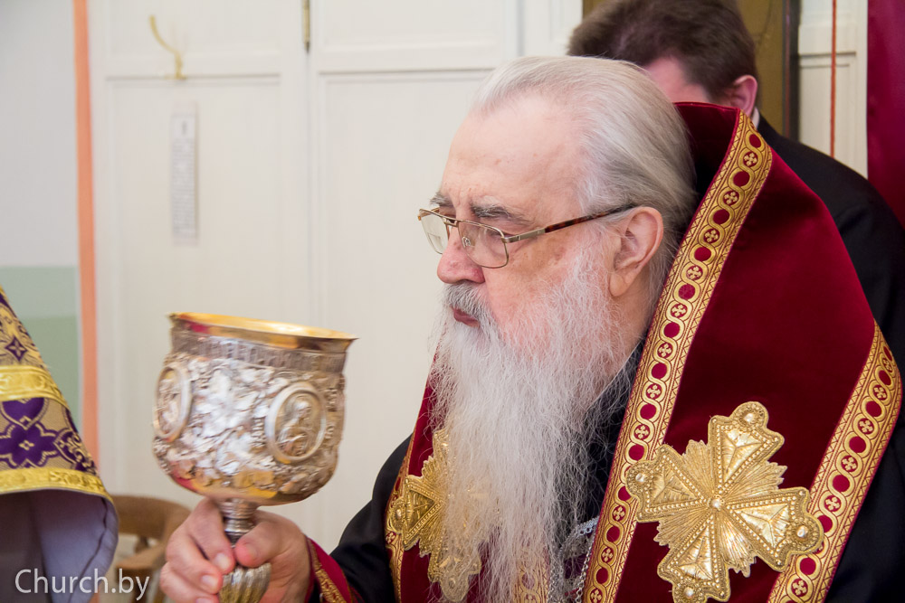 В Великий Четверток митрополит Филарет молился за Литургией в домовом храме Минского епархиального управления