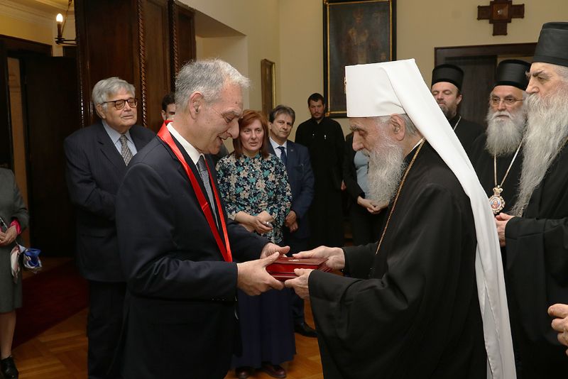 Ο Πατρ. Ειρηναίος παρασημοφορεί τον Έλληνα Πρέσβη