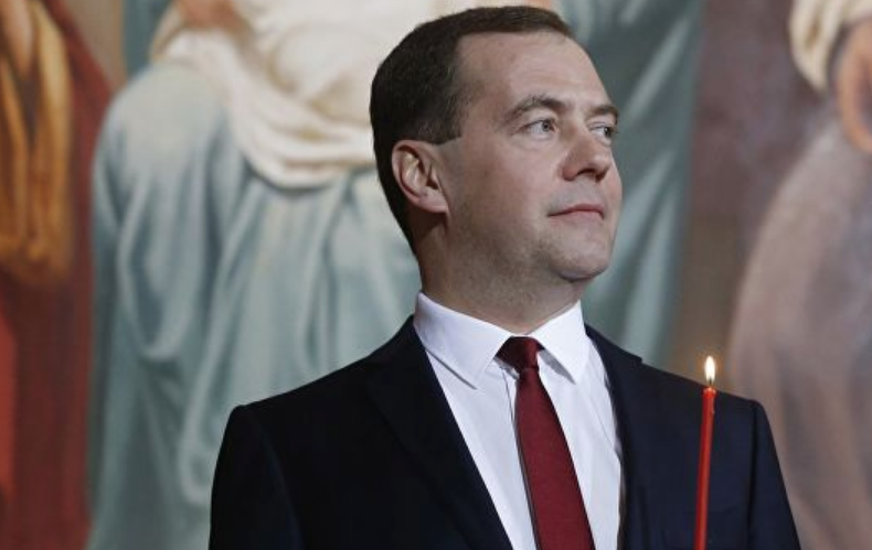 Медведев поздравил православных христиан с Пасхой