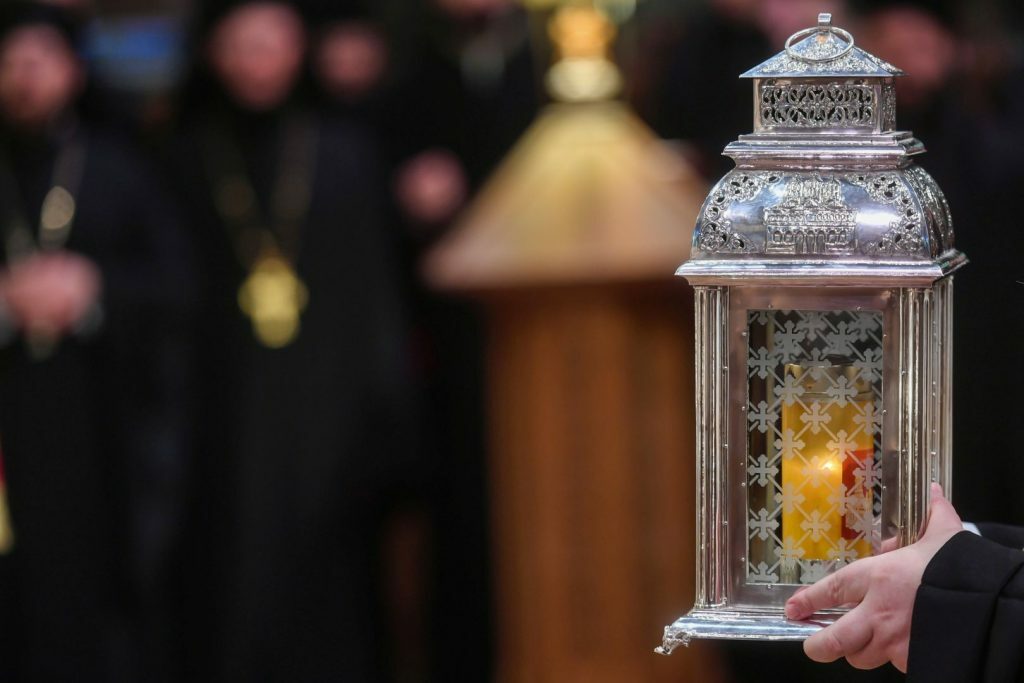 Sfânta Lumină de la Ierusalim va fi adusă în România de Sfintele Paști