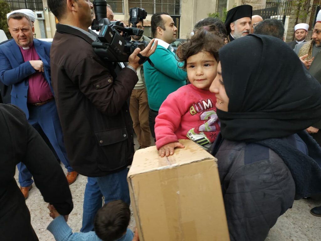 Межрелигиозная делегация из России передала гуманитарную помощь жителям сирийской столицы