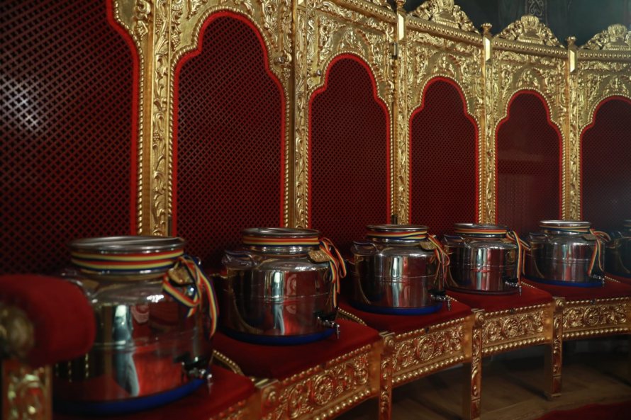 LIVE: Sfântul Sinod reunit la Catedrala Patriarhală oficiază Liturghia din Joia Mare și Sfințirea Marelui Mir