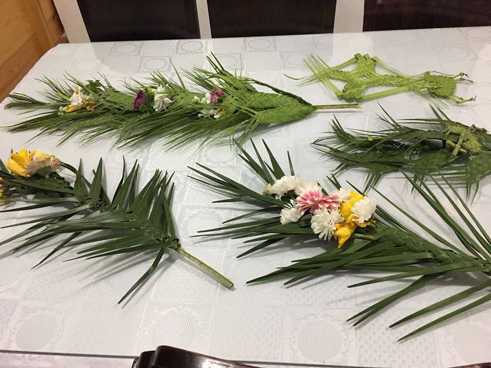 Μαθαίνουν να φτιάχνουν φοινικόφυλλα για την Κυριακή των Βαΐων