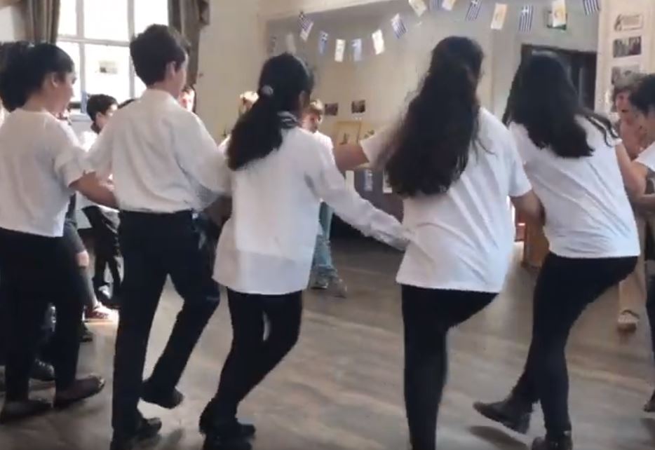 ΟΜΟΓΕΝΕΙΑ – ΕΔΩ ΛΟΝΔΙΝΟ: Μικροί μαθητές χορεύουν