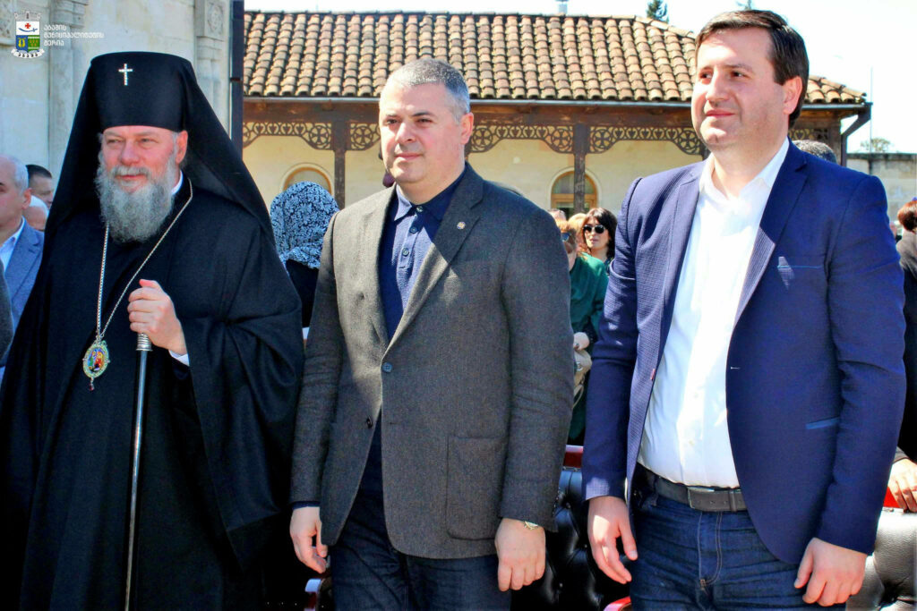 აბაშის მუნიციპალიტეტის მერი ლევან მაკალათია  საზეიმო წირვას დაესწრო