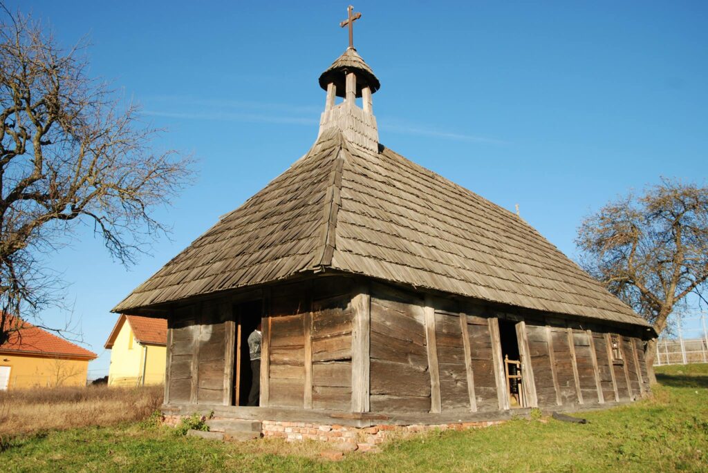 Ambulanţa pentru Monumente Banat salvează biserica de lemn din Dragomireşti