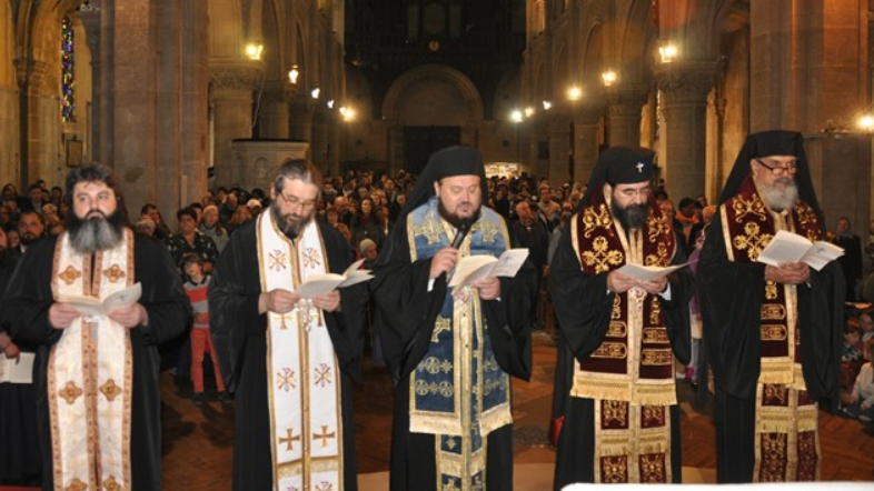 Cămașa lui Hristos a fost cinstită de românii ortodocși în bazilica din Argenteuil