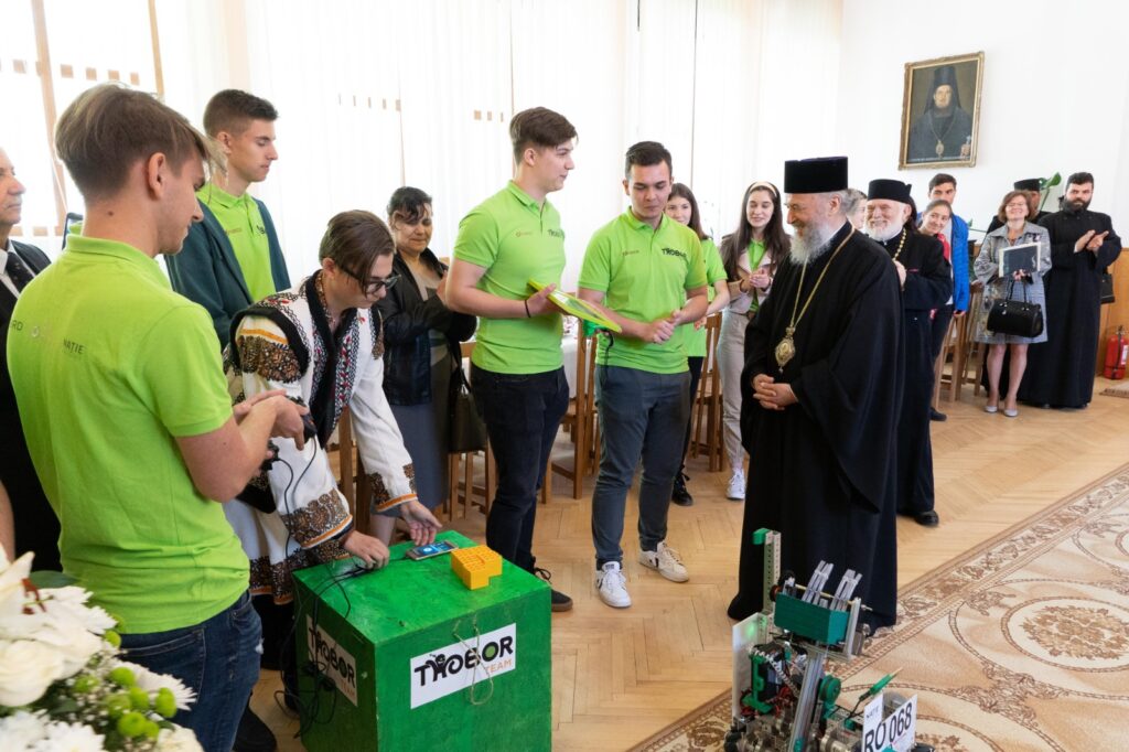 Credinţa şi ştiinţa îşi dau mâna: Arhiepiscopia Dunării de Jos sprijină echipa de robotică Thobor