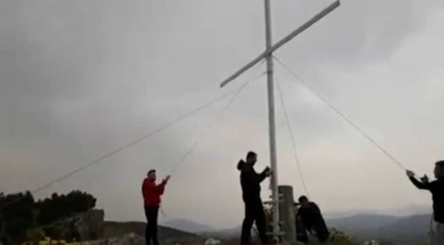 Σταυρός έξι μέτρων στήθηκε σε βουνό των Φαρσάλων