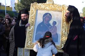 Πλήθος κόσμου για την εικόνα της Παναγίας του Τιχβίν