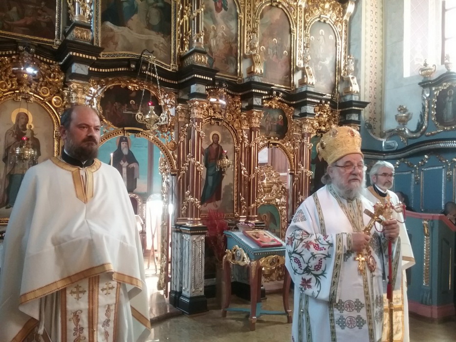 Епископ Василије на Цвети богослужио у Сурчину