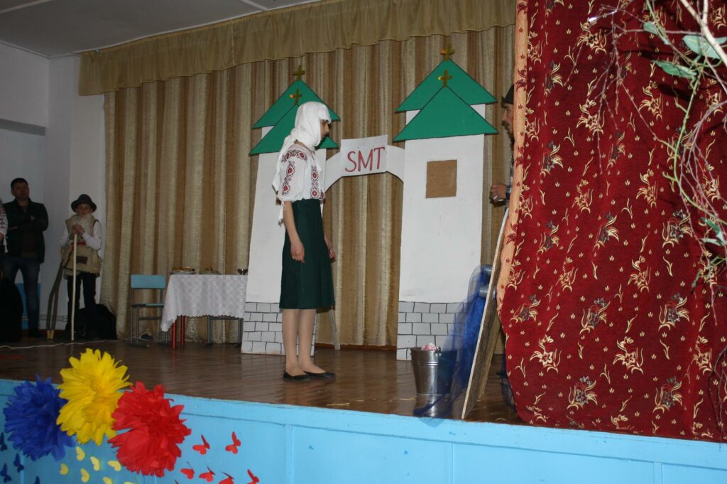 Episcopul Veniamin prezent la o interpretare dramatică dedicată celor care au suferit în urma deportărilor