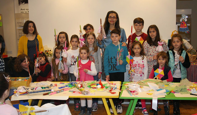 Από την Ορεστιάδα στο Καστελόριζο για να κατασκευάσει λαμπάδες με τους μικρούς μαθητές