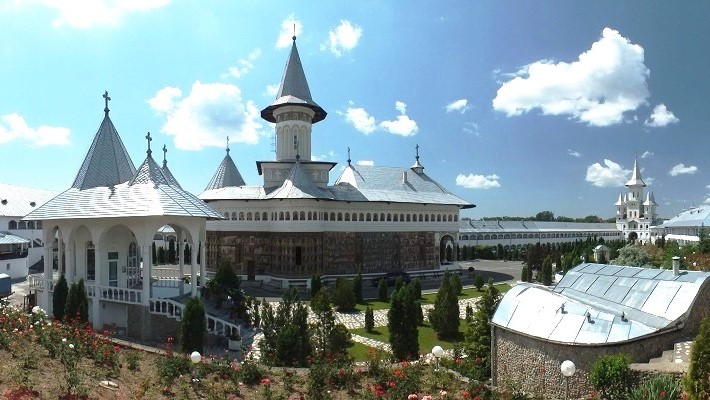 Episcopul Oradiei a slujit în cea mai mare mănăstire de maici din Eparhie, înființată în urmă cu 27 ani