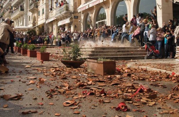 Σπάνε τα κανάτια στην Κέρκυρα (βίντεο)