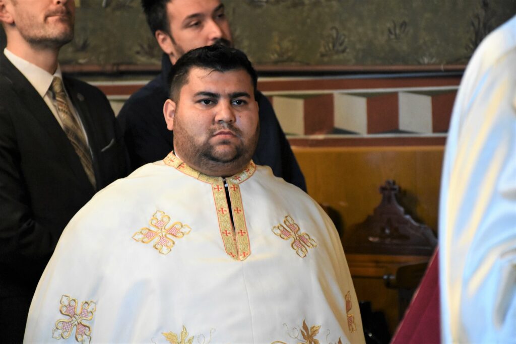 Cine este preotul rom care a slujit la Sfânta Liturghie bilingvă în română şi romani, oficiată de Mitropolitul Andrei