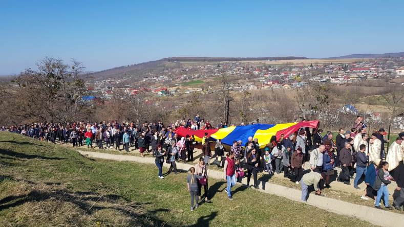 Aproximativ o mie de pelerini au urcat în procesiune dealul Muncelu din localitatea Ion Creangă