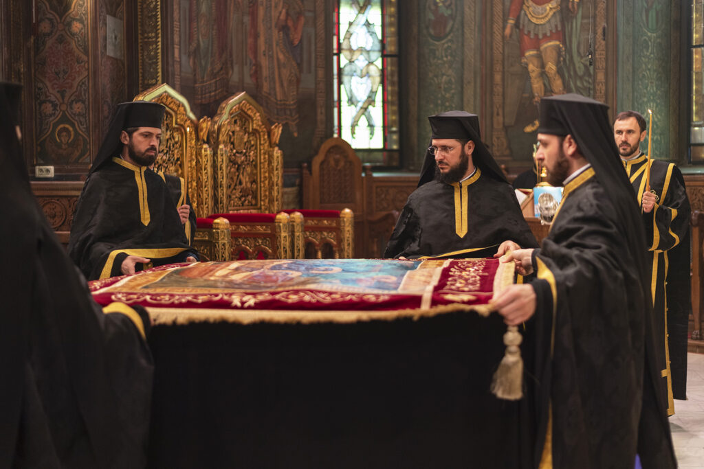 La Catedrala Patriarhală a fost oficiată Vecernia scoaterii Sfântului Epitaf