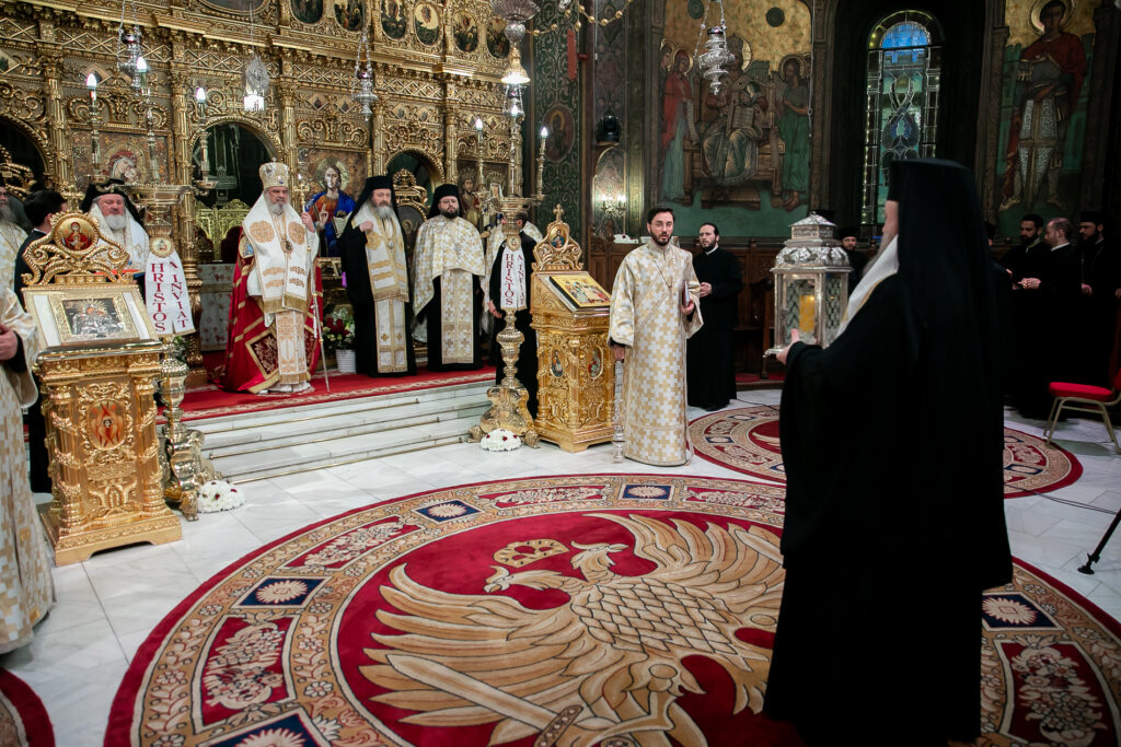 Patriarch Daniel welcomes Holy Fire at Patriarchal Cathedral in Bucharest