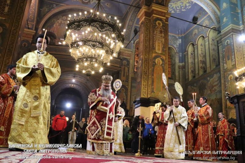 Варненци посрещнаха Празника на празниците – Възкресение Христово