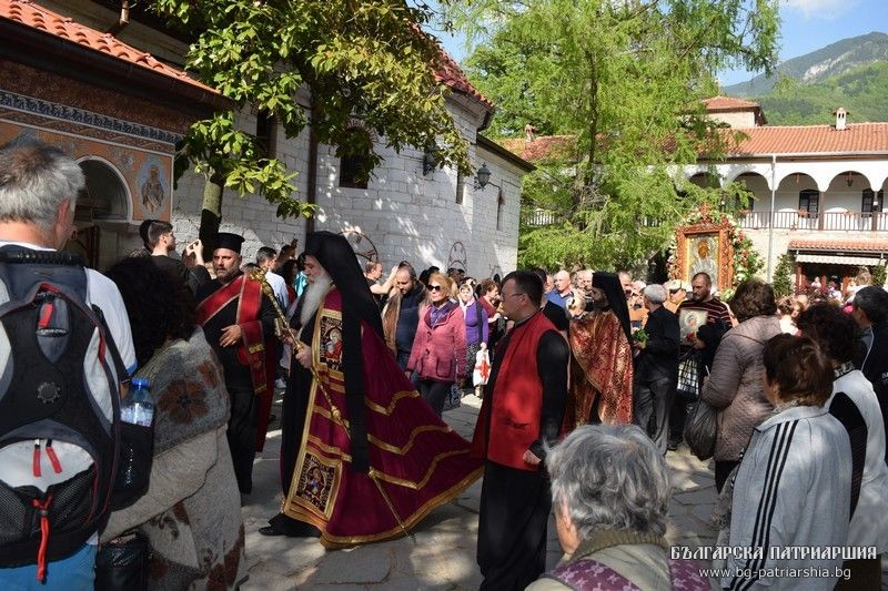 Фоторепортаж от завръщането на Бачковската чудотворна икона в манастира