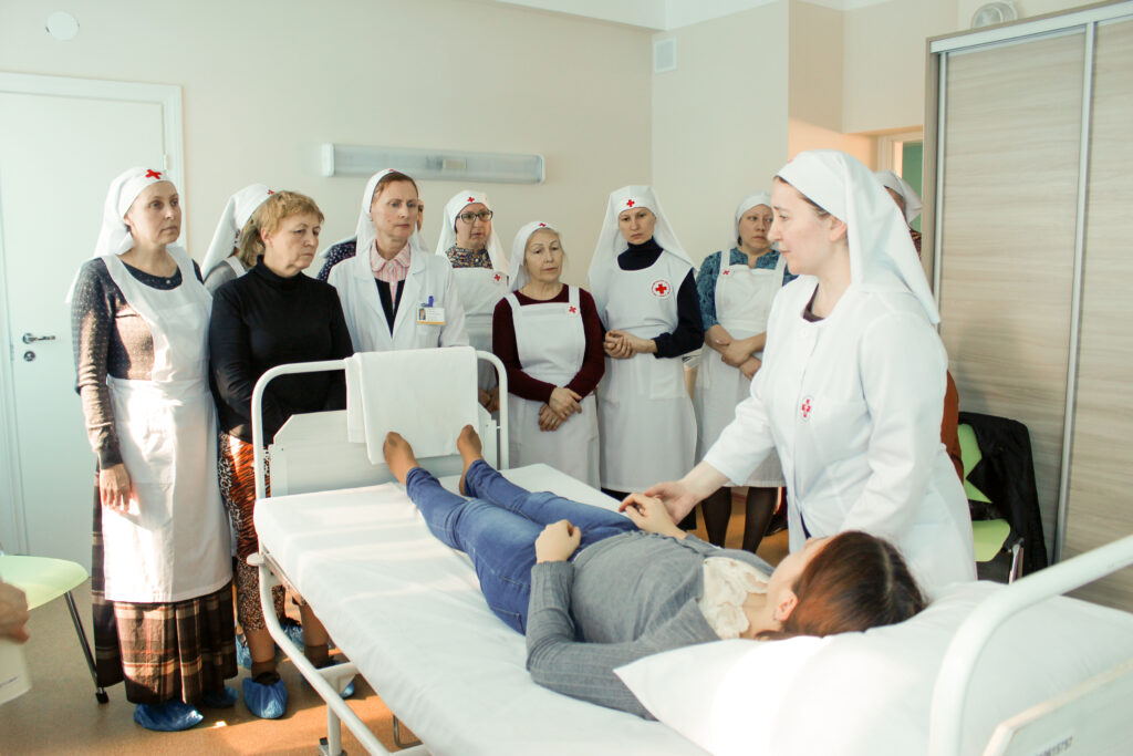 При поддержке Синодального отдела по социальному служению началась серия выездных практических семинаров по уходу за тяжелобольными