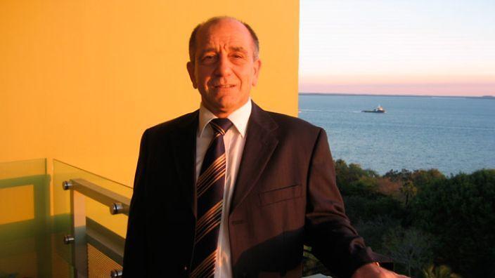 Καθ. Μιχάλης Τσιανίκας: Δεν κλείνουν τα Ελληνικά στο Πανεπιστήμιο Flinders