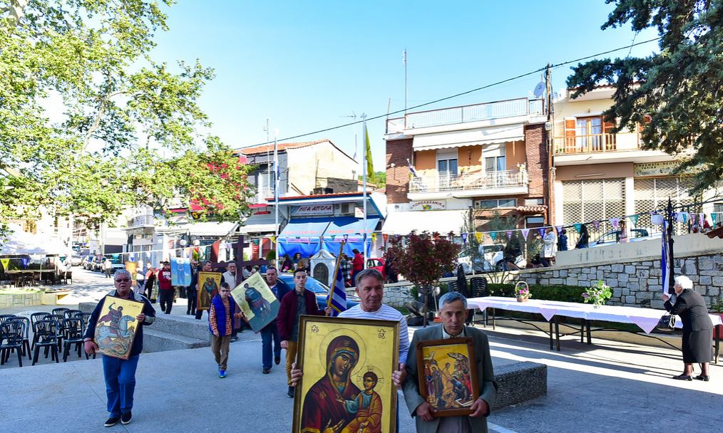 Του Αγίου Γεωργίου με τις εικόνες στα χέρια τους
