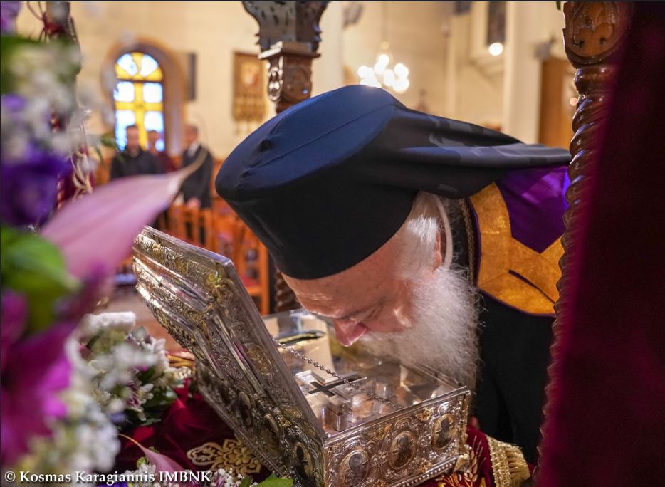 Με ευλάβεια οι πιστοί ασπάζονται το Ιερό Λείψανο της χειρός της Αγίας Μαρίας της Μαγδαληνής στη Νάουσα