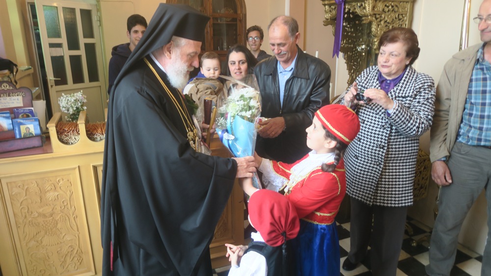 Πολλές ανθοδέσμες για τον Σεβασμιώτατο (φώτο)