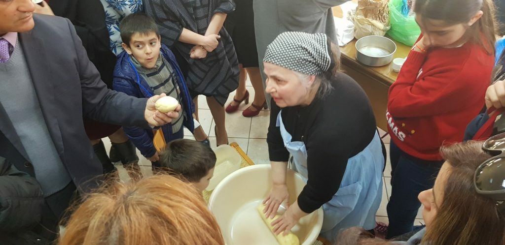 Η κα Χριστίνα, τους εδίδαξε το Πρόσφορον (φώτο)