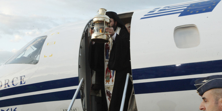 Περίπου στις 8.00 μ.μ. αναμένεται το Άγιον Φως στην Ελλάδα