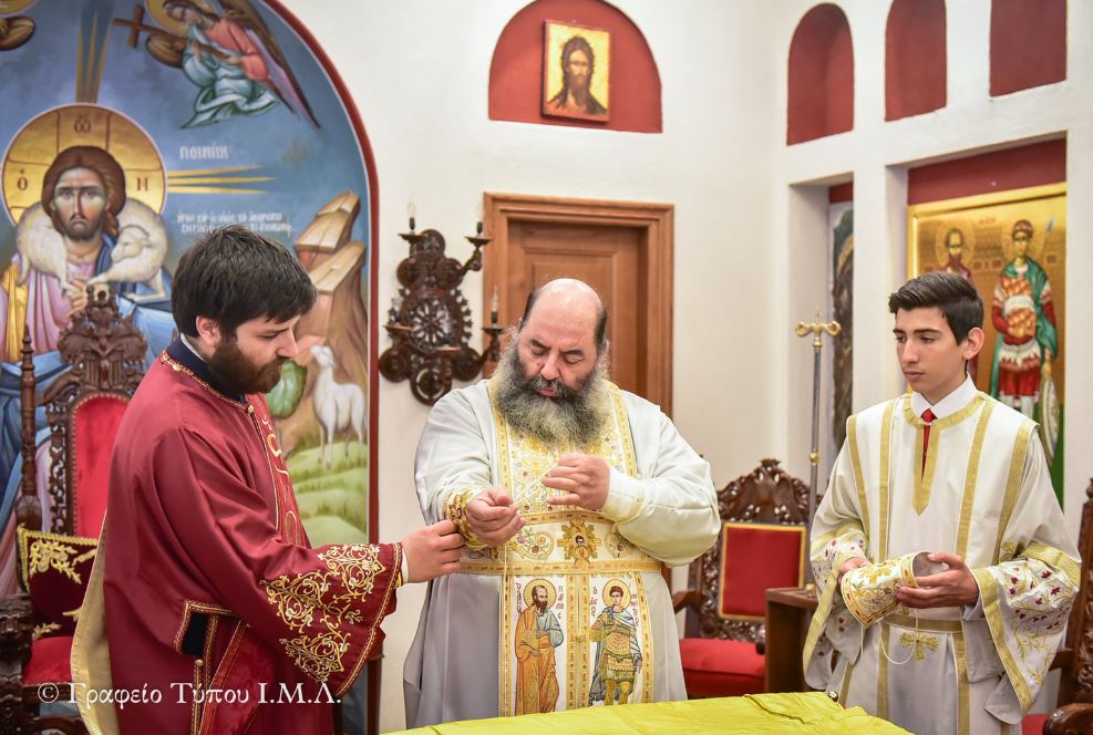 Ενεδύθησαν τα άμφιά τους και εν πομπή κατευθύνθηκαν
