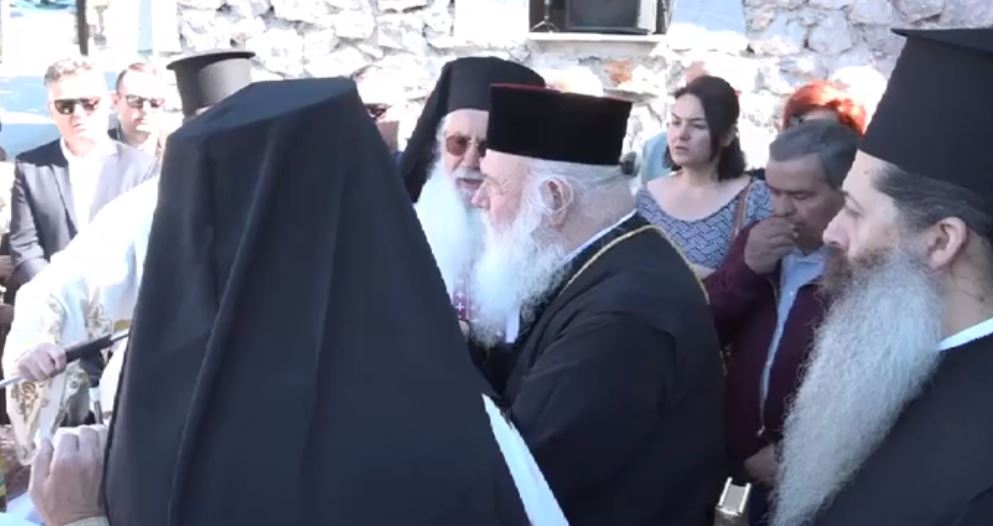 Ο Μακαριώτατος στα Οινόφυτα