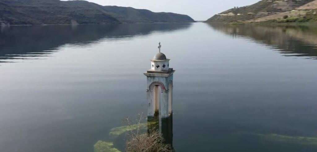 Εικόνες από την βυθισμένη εκκλησία στην Άλασσα (βίντεο)