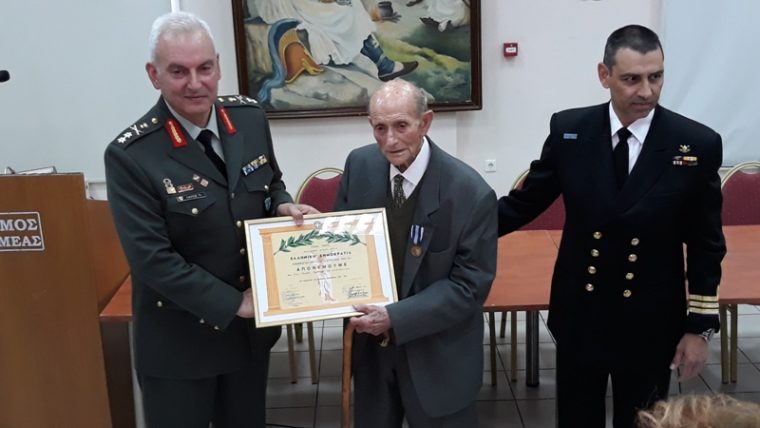 Απονομή Μεταλλίου σε βετεράνο του Πολέμου του 40′