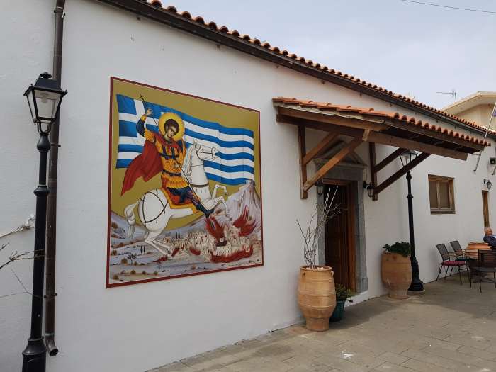 “Ανάμεσα στα χαλάσματα, εμείς κρατήσαμε γερά του Άη Γιώργη το κερί”