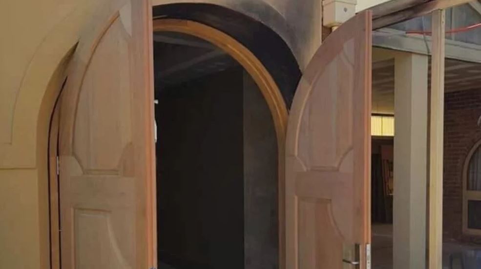 Πάσχα κάηκε, Πάσχα θα ξαναλειτουργήσει