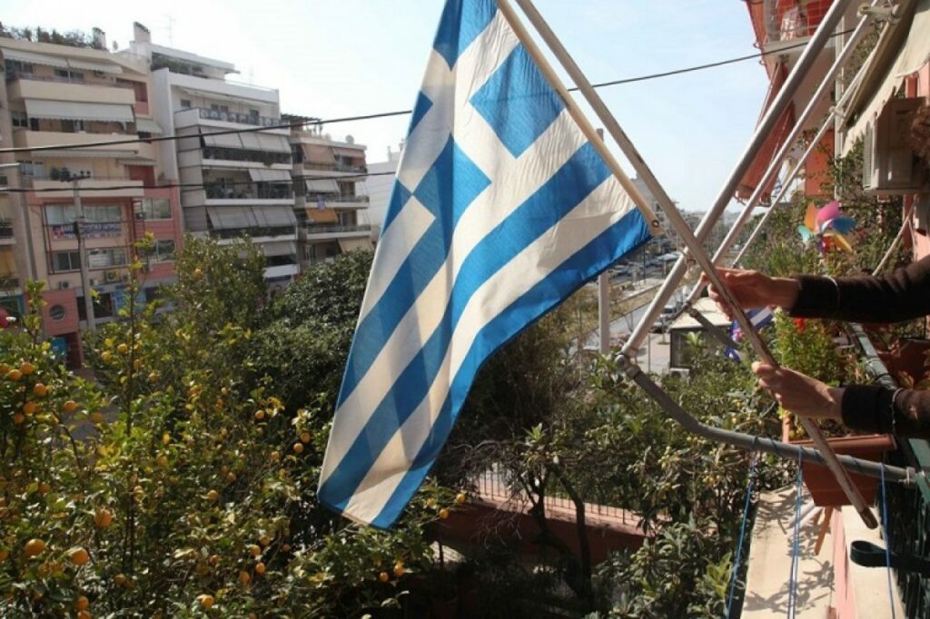 Αυξήθηκαν οι Ελληνικές σημαίες στα μπαλκόνια