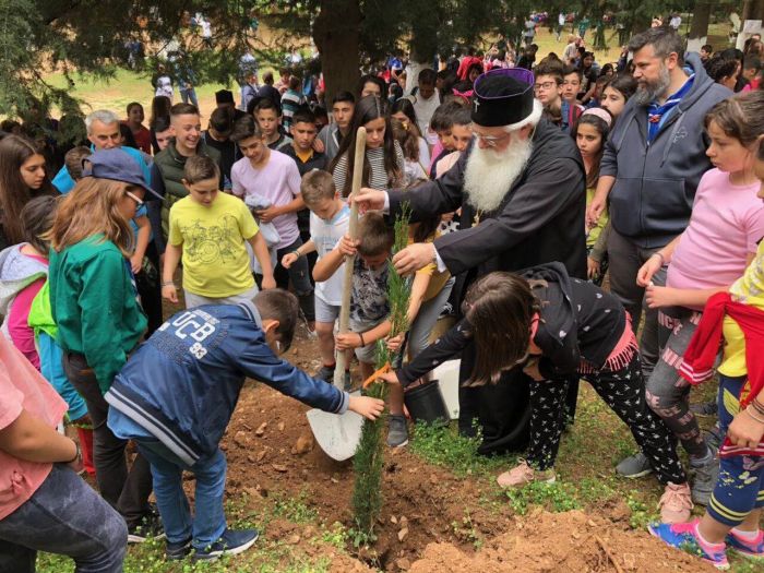 Ученици от неделните училища във Волос засадиха дръвчета в памет на убитите сирийски деца