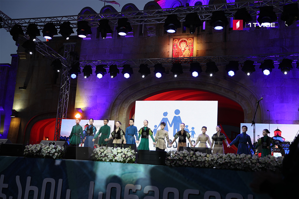 სამების ტაძრის ეზოში ოჯახის სიწმინდის დღისადმი მიძღვნილი კონცერტი გაიმართა [ფოტო]