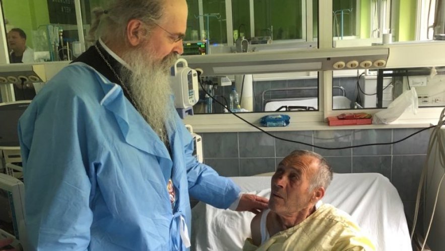 Епископ Теодосије посетио повређене у јучерашњој бруталној акцији Косовске полиције