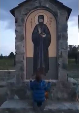 Συγκίνηση: Μικρό παιδί ψάλλει για τον Άγιο Εφραίμ