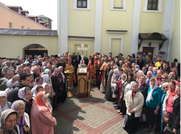 В Виннице у стен захваченного раскольниками собора отслужена Божественная литургия