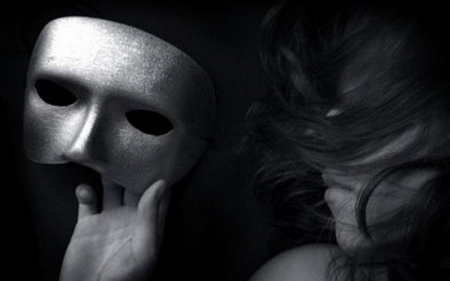 “Ο καθένας μας κρύβει τον αληθινό εαυτό του φορώντας μάσκες”