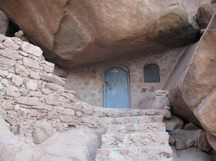Το σπήλαιο που ασκήτεψε ο Όσιος Ιωάννης της Κλίμακας στο όρος Σινά