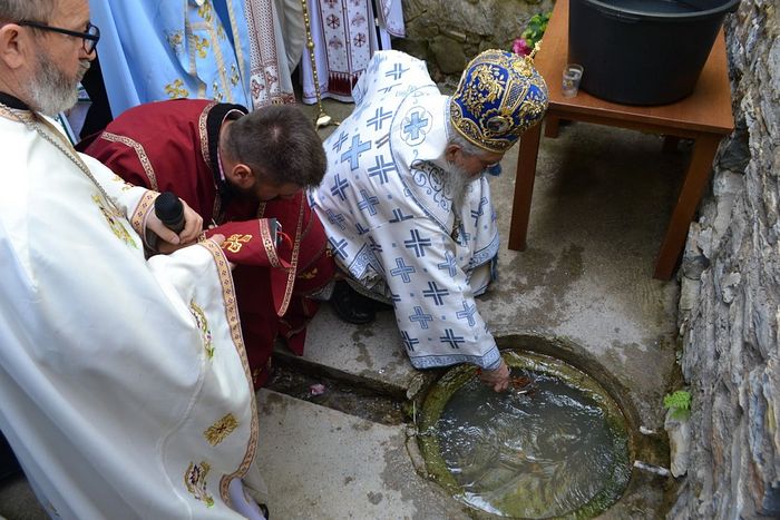 ИСТОЧНИ ПЕТАК: СВ. ЛИТУРГИЈА И НАРОДНИ САБОР У МАНАСТИРУ ДРАГАНАЦ