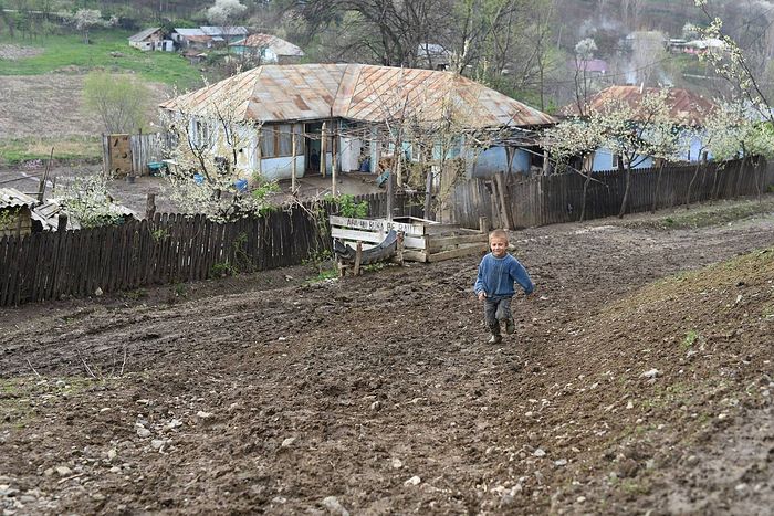 ROMANIAN PRIEST ORGANIZES PASCHAL GIFTS FOR MORE THAN 4,000 CHILDREN FROM POOR MOLDOVAN FAMILIES